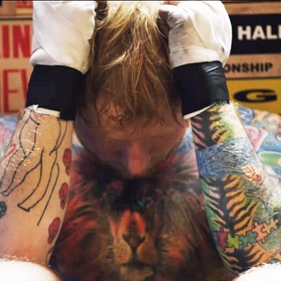 第一次脫衣服！紅髮艾德《Shape of You》MV 狂健身　還增加了 60 個刺青圖案！