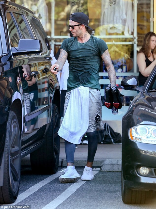 Man 爆了！「最性感男人 」貝克漢步出健身房　汗水淋漓濕透整件 T 恤！