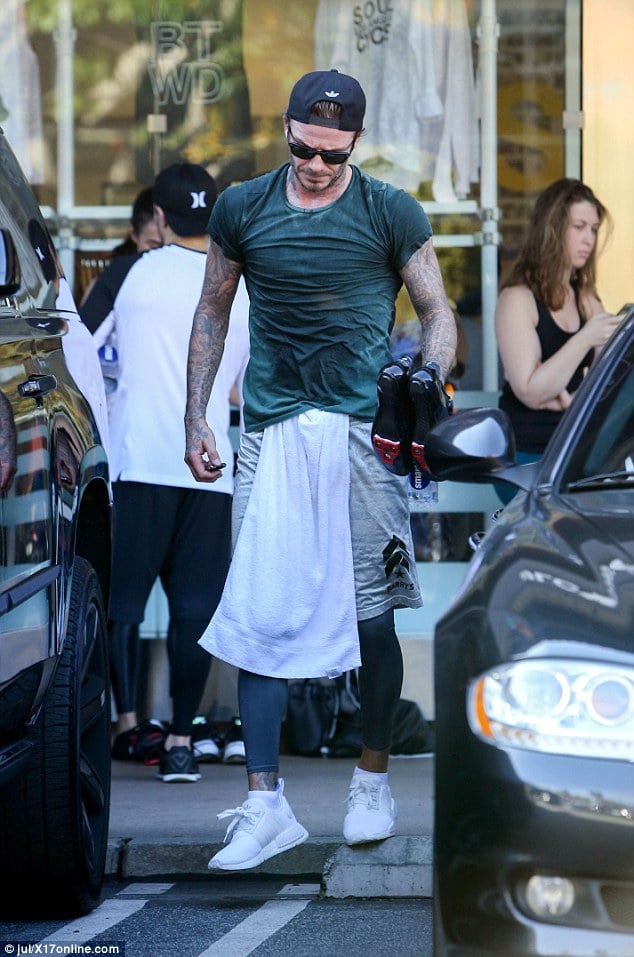 Man 爆了！「最性感男人 」貝克漢步出健身房　汗水淋漓濕透整件 T 恤！