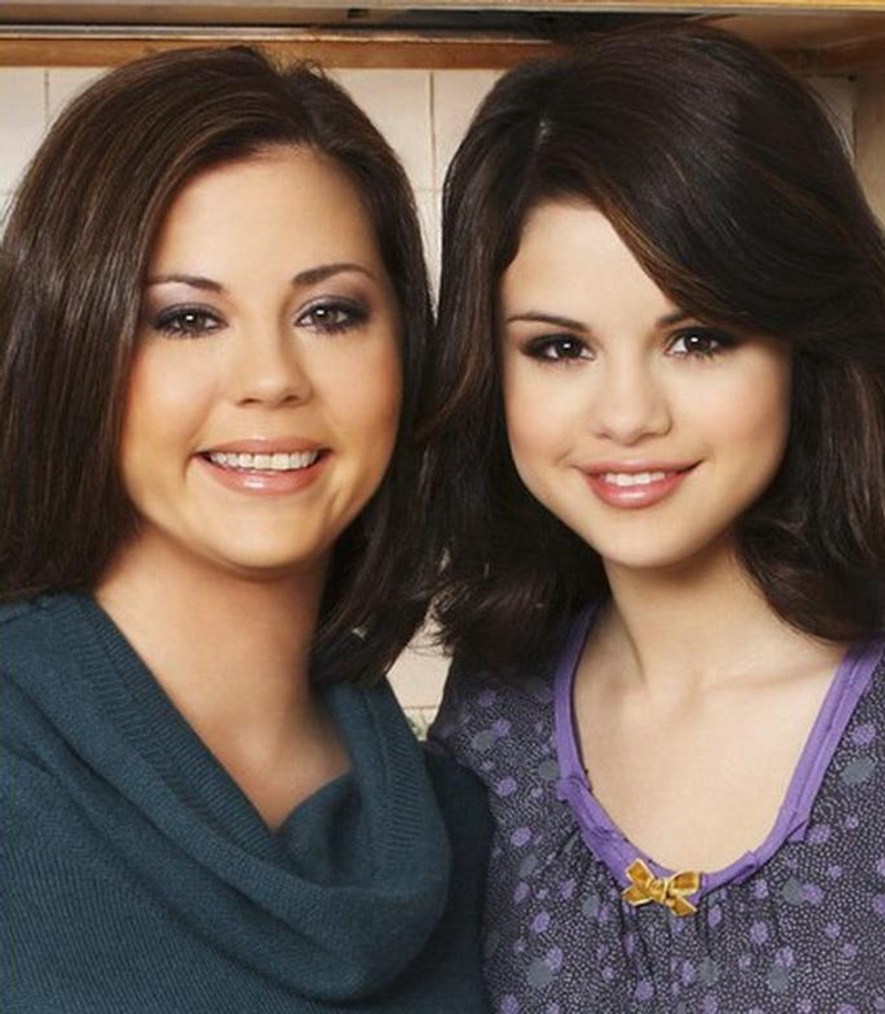 赛琳娜帮妈妈过 40 岁生日 天生丽质像姐姐一样美丽!