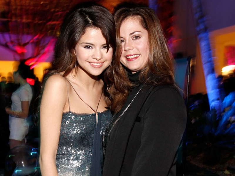 赛琳娜帮妈妈过 40 岁生日 天生丽质像姐姐一样美丽!