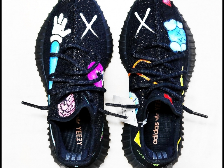 KAWS x Yeezy boost 神話級潮牌聯名鞋釋出？！網友：簡直美夢成真！
