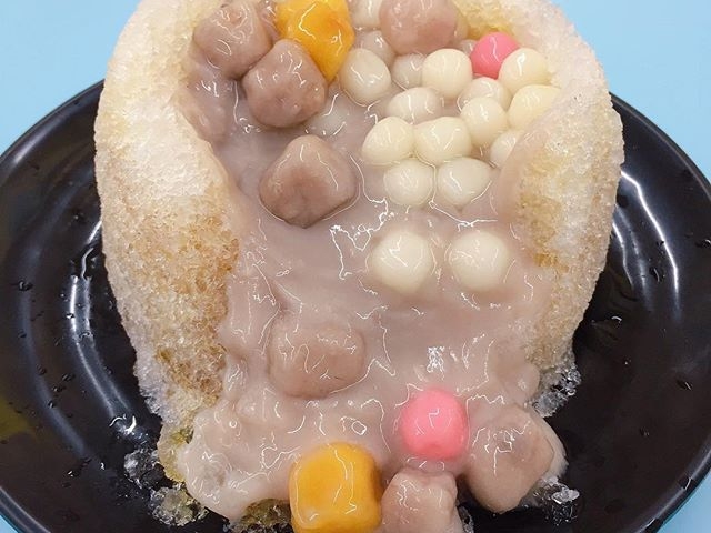不愛甜也無法抗拒的冰品，芋泥大噴發的黑糖刨冰，最綿密的緞帶芋泥火山先來三盤謝謝！