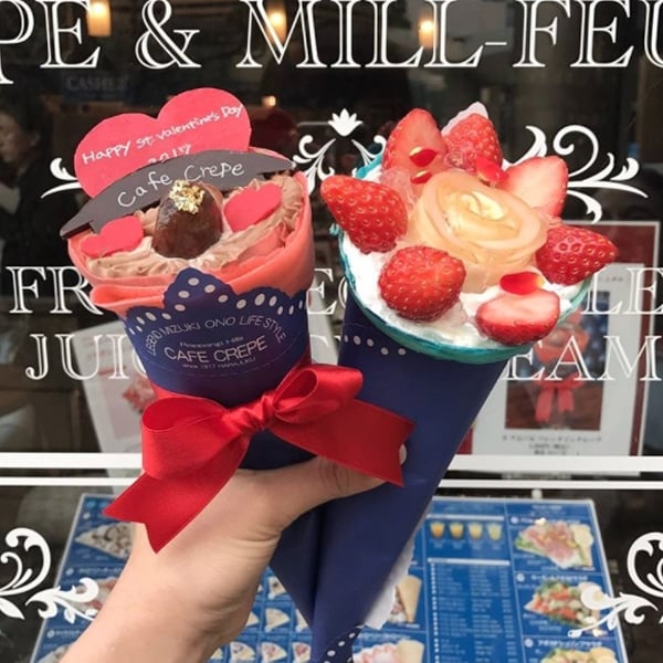 最近草莓流行這樣吃，不僅絕美還超好拍，情人節拿著草莓玫瑰花送給另一半吧！