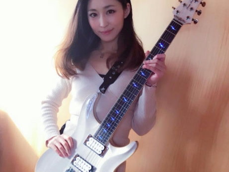 日本正妹 Yuki 飆電吉他　Rocker 魂上身反差也太大！