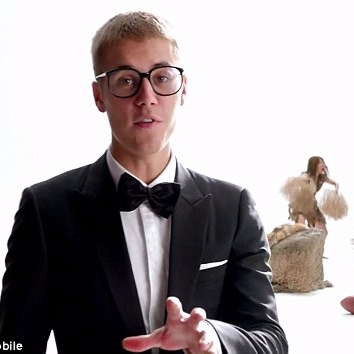 小賈斯汀拍攝 T-Mobile 超級盃廣告　帥氣穿著筆挺西裝瘋狂搞笑！