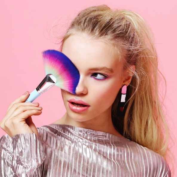每個女生都想要的夢幻化妝工具： Spectrum collections 彩虹化妝掃！