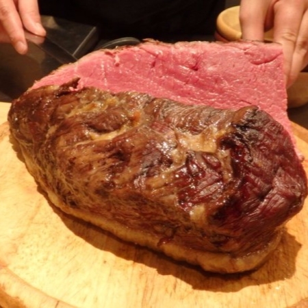愛吃肉的狂歡！東京店家高級牛排、肉串吃到飽　只要 3500 円就能吃到 7 種肉！