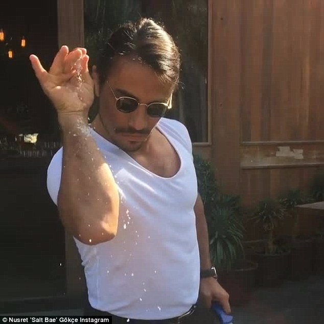 李奧納多找網紅廚師「Salt Bae」吃飯　一臉痴呆模樣被網友喊：求你減肥！