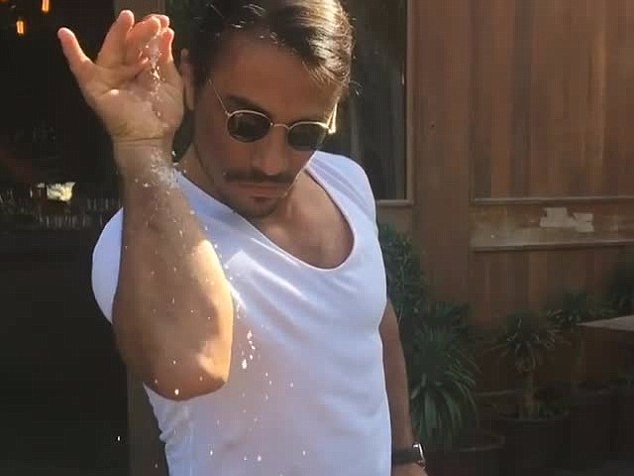 李奧納多找網紅廚師「Salt Bae」吃飯　一臉痴呆模樣被網友喊：求你減肥！