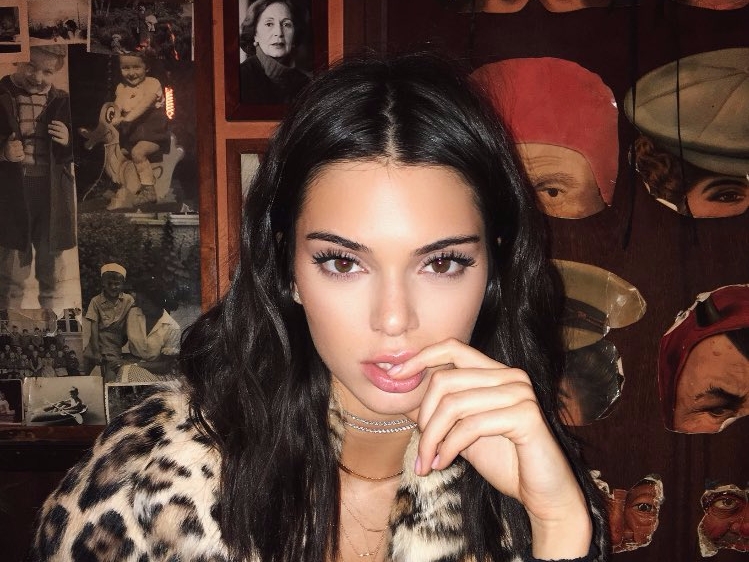 超模等級的腰身！Kendall Jenner 秀出比基尼曲線　細帶三角褲太性感！