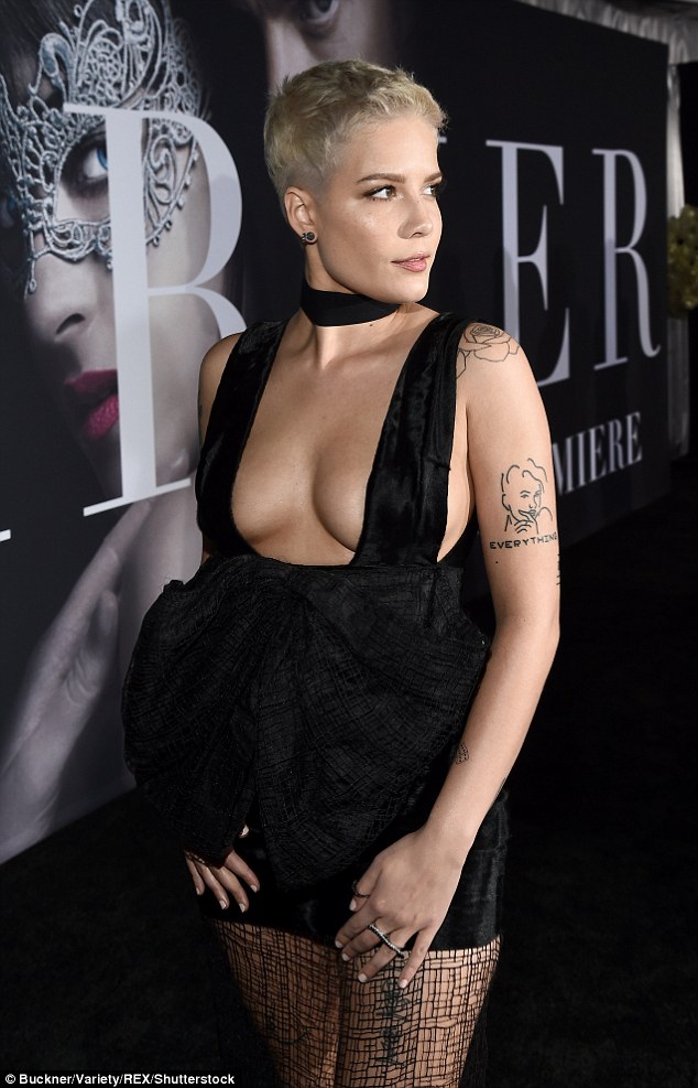 Halsey 出席《格雷的五十道陰影 2》首映　「超尺度」禮服秀 22 歲火辣胴體！