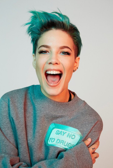 Halsey 出席《格雷的五十道陰影 2》首映　「超尺度」禮服秀 22 歲火辣胴體！