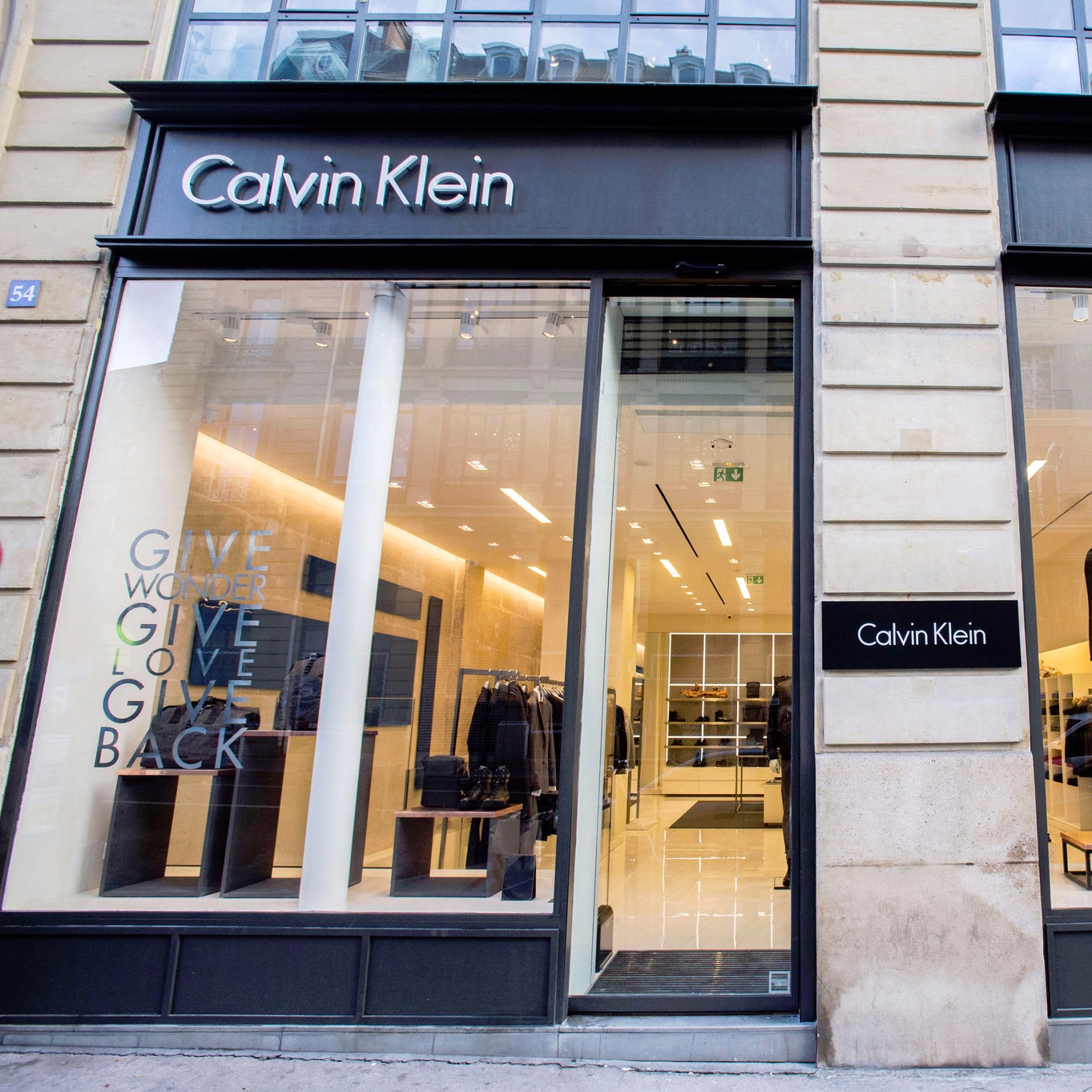 Calvin Klein 換新 LOGO　看得還習慣嗎？