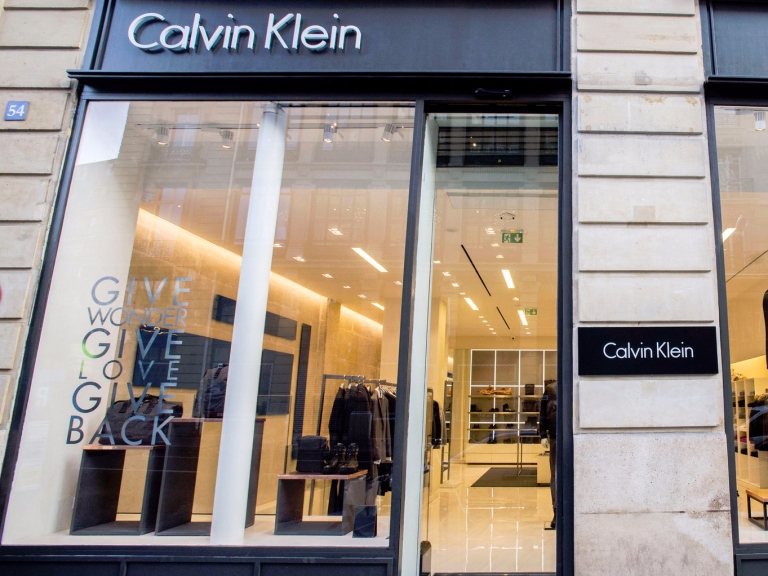 Calvin Klein 換新 LOGO 看得還習慣嗎?