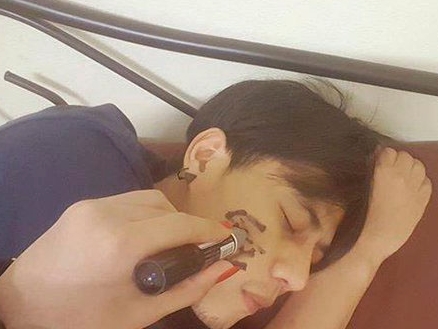 泰國單身魯蛇自拍神技 營造女友假象超專業!