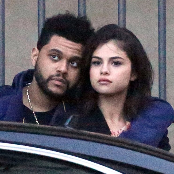 Selena Gomez、The Weeknd 這張合照，竟與 Selena 父母年輕時期合照達 90% 相似！
