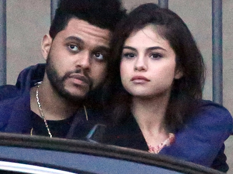 Selena Gomez、The Weeknd 這張合照,竟與 Selena 父母年輕時期合照達 90% 相似!