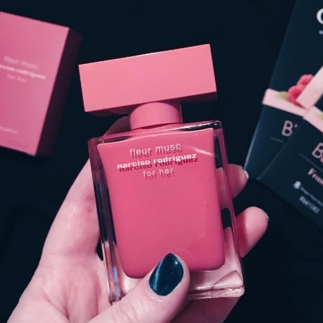 百份百全粉紅包裝 + 不易撞的香氣，有品味的女生必定愛上這香水新品！
