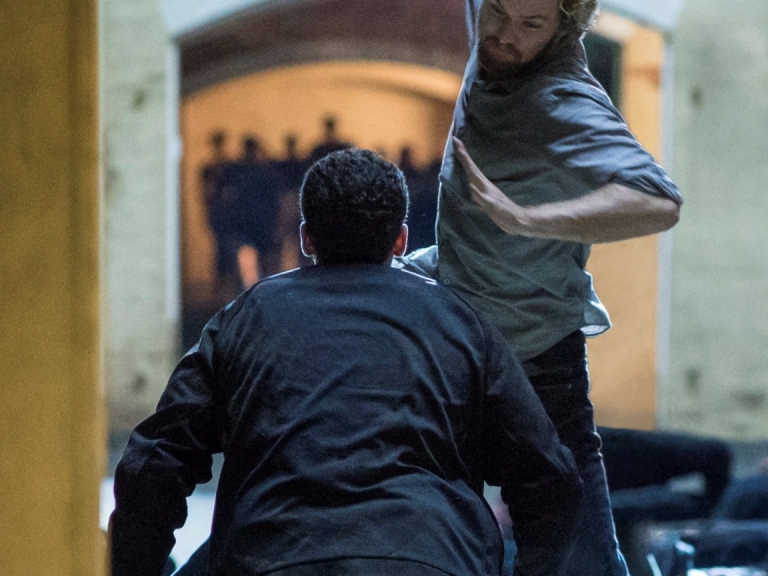 漫威《鐵拳俠》最新預告搶先看!手運「鐵拳」以一打十 血腥程度恐超越《盧克凱吉》?