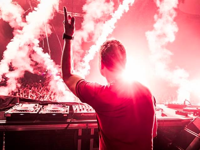 The Chainsmokers、Hardwell 都是他提拔的！用 10 首歌讓你重新愛上 DJ 教父 Tiësto
