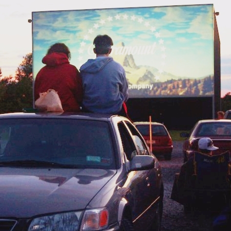 太屌了！以後開車進入電影院坐在車上看電影不是夢！