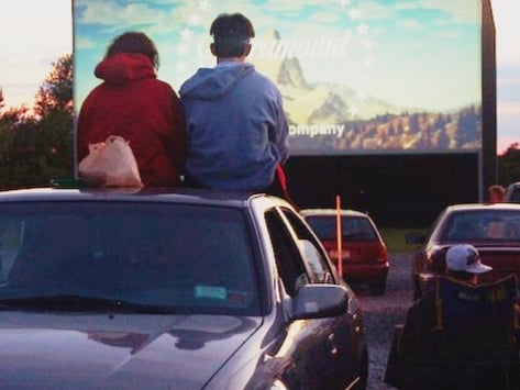 太屌了!以後開車進入電影院坐在車上看電影不是夢!