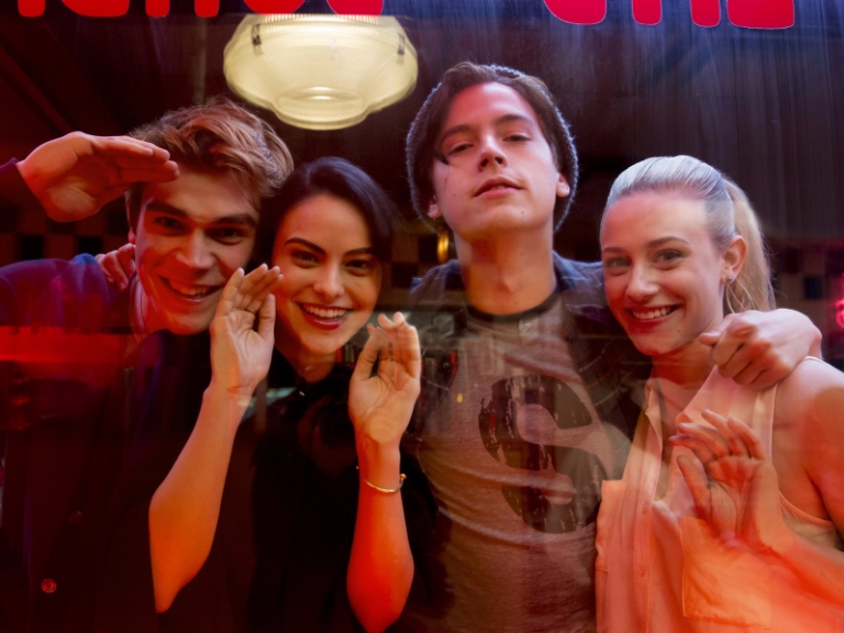 「寇弟」Cole Sprouse 改當厭世男超帥！今年必看結合愛情、懸疑、推理的影集《河谷鎮》