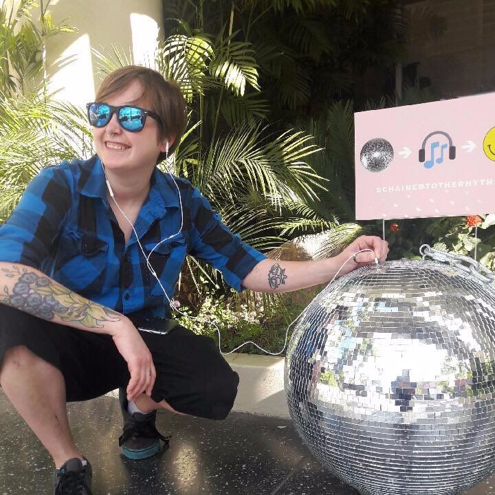 超酷炫！凱蒂佩芮在全球放了「新歌 Disco 球」　亞洲的試聽朝聖地點是...