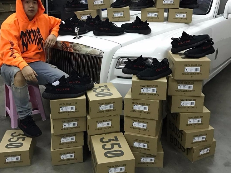 有限量鞋的地方就有 Allen Kuo！再度偷跑大曬 Yeezy 350 黑紅