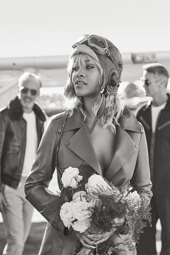 Rihanna 化身成女機師衝上雲霄!白色長裙隨風飄逸,簡直是美翻天!