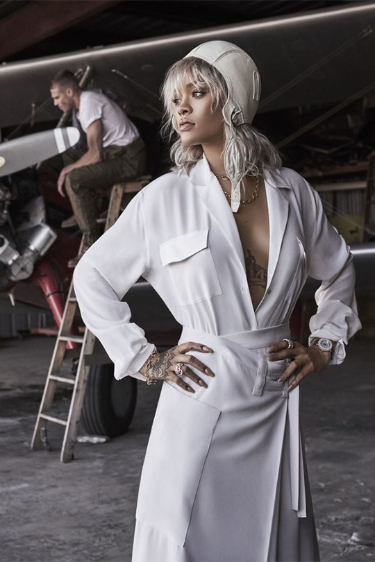 Rihanna 化身成女機師衝上雲霄!白色長裙隨風飄逸,簡直是美翻天!