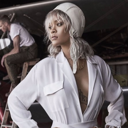 Rihanna 化身成女機師衝上雲霄！白色長裙隨風飄逸，簡直是美翻天！