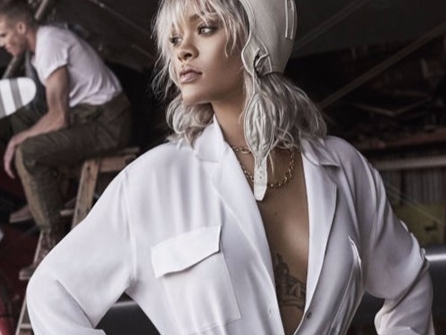 Rihanna 化身成女機師衝上雲霄！白色長裙隨風飄逸，簡直是美翻天！