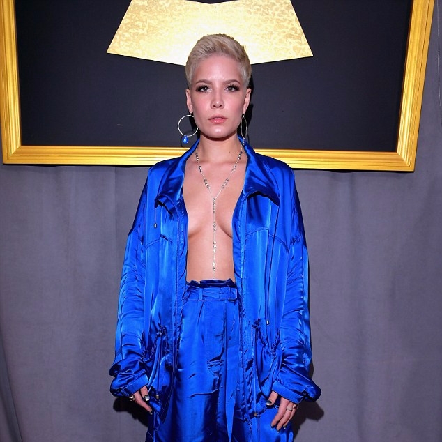 直接上空！Halsey 葛萊美紅毯袒胸登場　Lady Gaga 回歸勁爆性感造型！