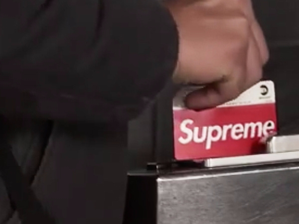 整個地鐵站你最搖擺!Supreme 地鐵卡讓你一個 Move 帥氣逼卡