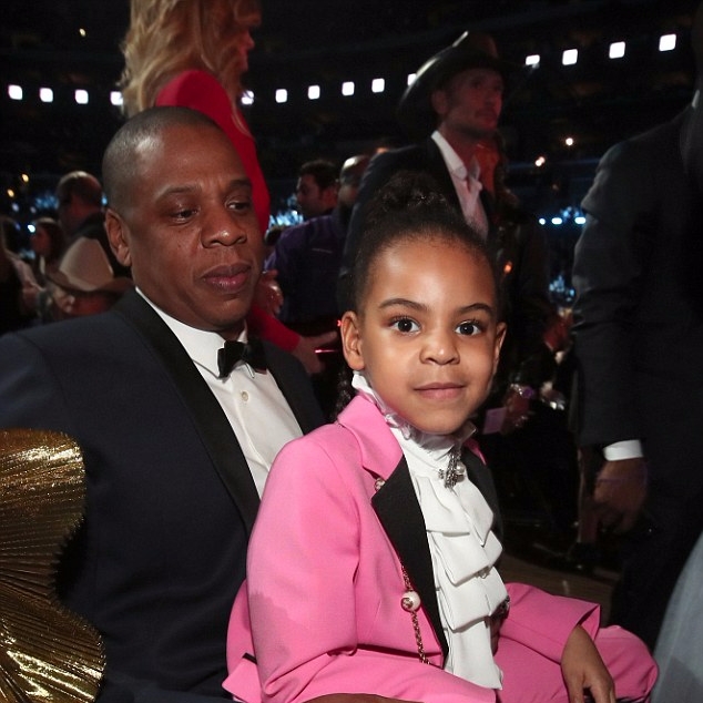 女兒總是像爸爸？碧昂絲女兒葛萊美耍酷歪嘴　網友驚：果然是 Jay Z 親生的！