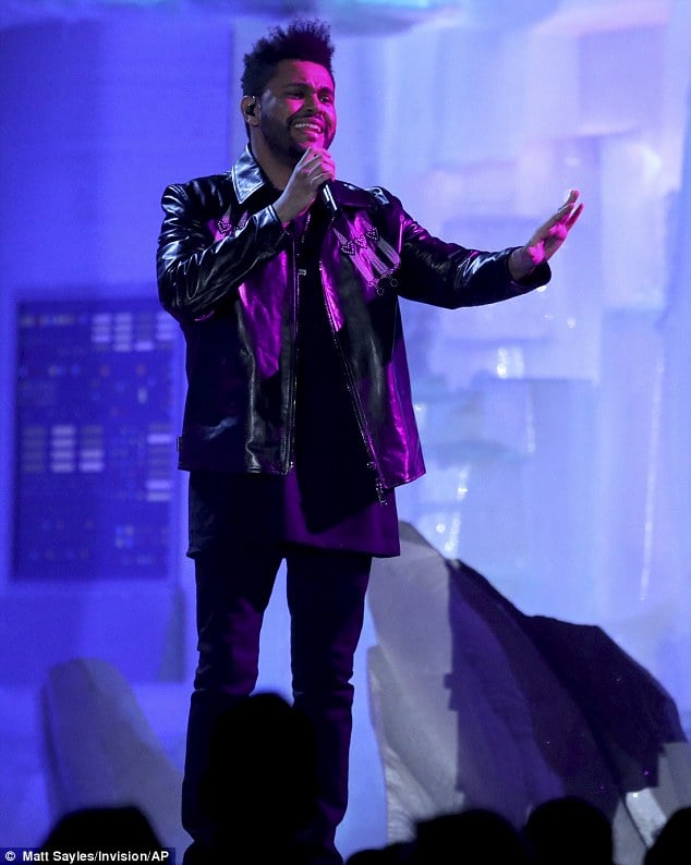開嘲諷?小賈斯汀開直播 回答「最喜歡的歌是威肯 Starboy」後狂笑!