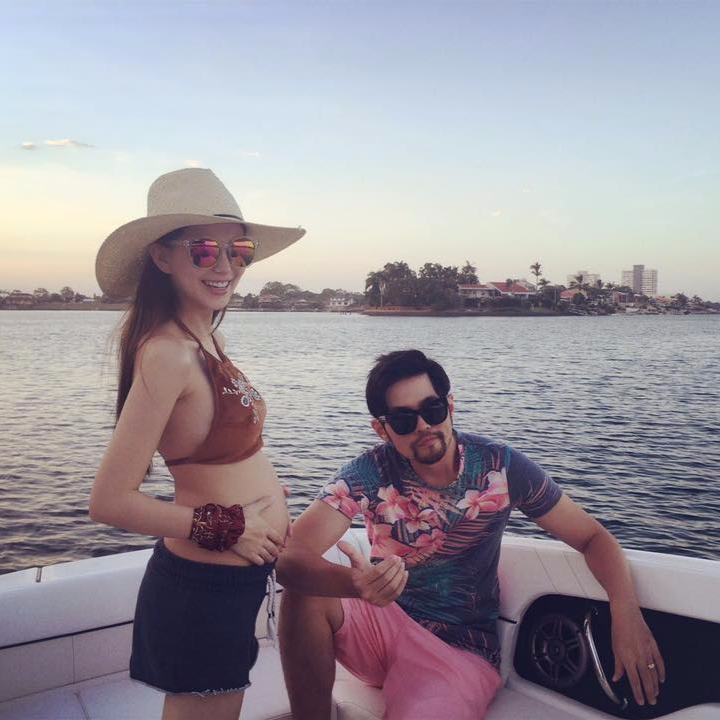 情人節大禮！周杰倫 po 昆凌比基尼孕照　「媽咪的前世情人來了」