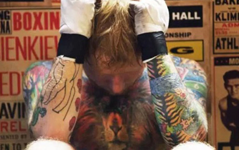 瘦身成功！紅髮艾德相隔一年回顧葛萊美照片　驚呼：天啊，原來我這麼肥！