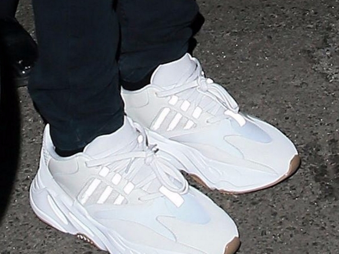 Yeezy Runner 全白極簡輪廓曝光！網友：這不是新訓時穿的白豹嗎？