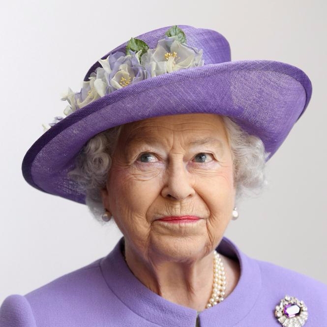 90 歲英國女王全球招聘「推特帳戶管理人員」　皇家給出的年薪是...