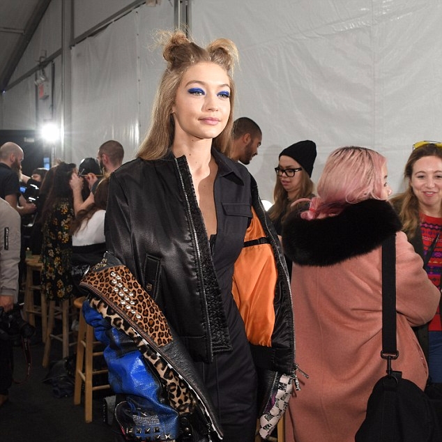 春天就綁這種公主丸子頭！坎達兒珍娜、吉吉哈蒂德 Anna Sui 魔女造型走秀！