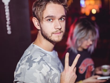 性感度破表？Zedd 渡假曬出爆笑淋浴照　濃密「胸毛」太搶眼遭粉絲惡搞！