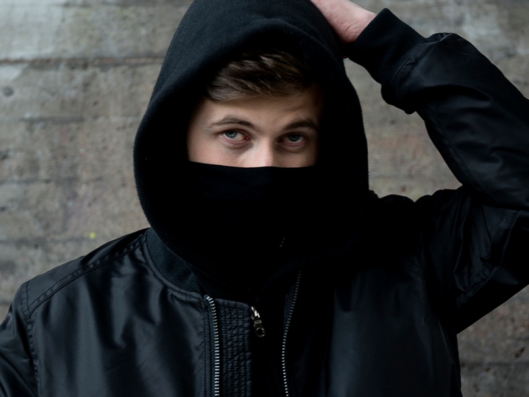 說到做到！Alan Walker 以素人照片製作新版〈Alone〉MV　快找找你有沒有上鏡頭？