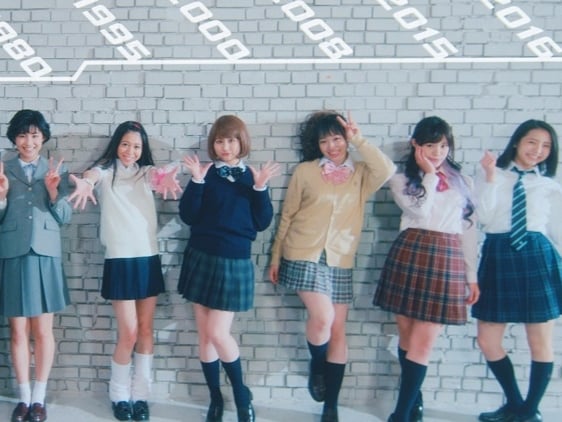 別再比愛心手指了，2017 年女生最愛的拍照 POSE 是它！