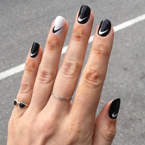 將你最喜愛的潮牌畫在指尖上！酷帥女生專屬的 Logo Nails 造型靈感！