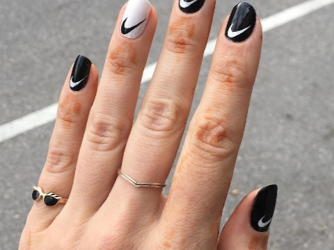 將你最喜愛的潮牌畫在指尖上！酷帥女生專屬的 Logo Nails 造型靈感！