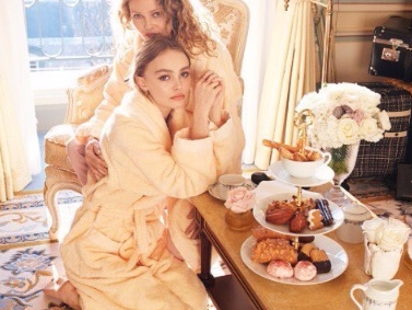 兩代 Chanel 女神的火花！Lily-Rose Depp 和媽媽 Vanessa Paradis 極唯美雜誌相曝光！