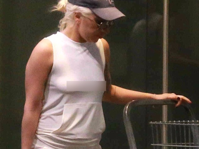 女神激凸降臨！ Lady Gaga 意外低調與新男友 Christian Carino 逛超市